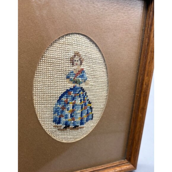 Vtg Framed Needlepoint Victorian Couple Oval Mats Oak‎ Frame - Picture 3 of 6
